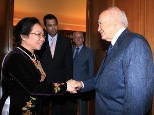 นาง Nguyen Thi Doan รองประธานแห่งรัฐเวียดนามเข้าพบประธานาธิบดีกรีซ - ảnh 1